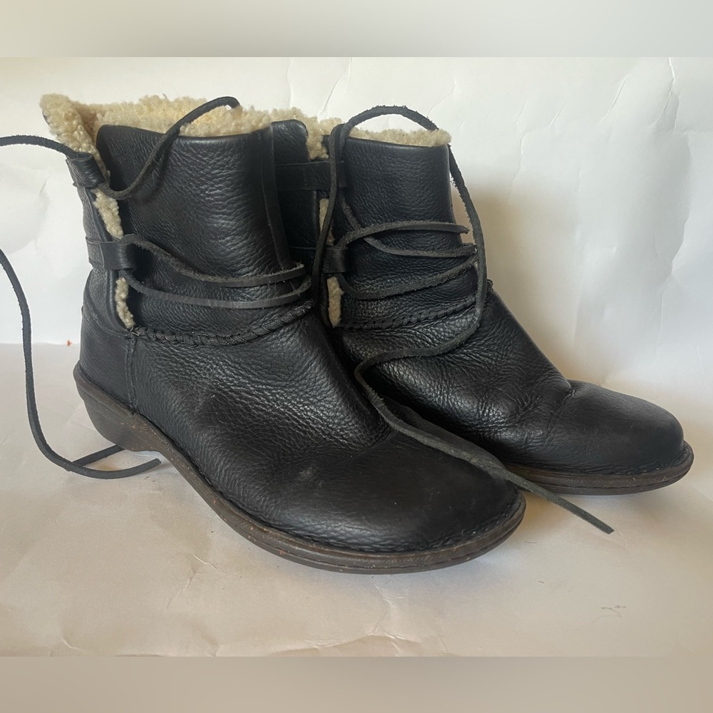 UGG Caspia Boot Black Leather Sheepskin and Rubber size 8 S/N 1932 ankle bootie